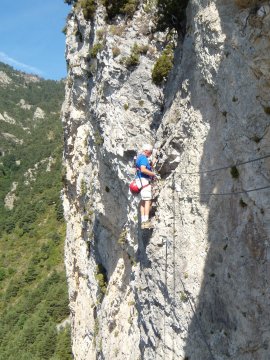 Dario oltre il 1° ponte delle scimmie sotto il castello diruto (37888 bytes)
